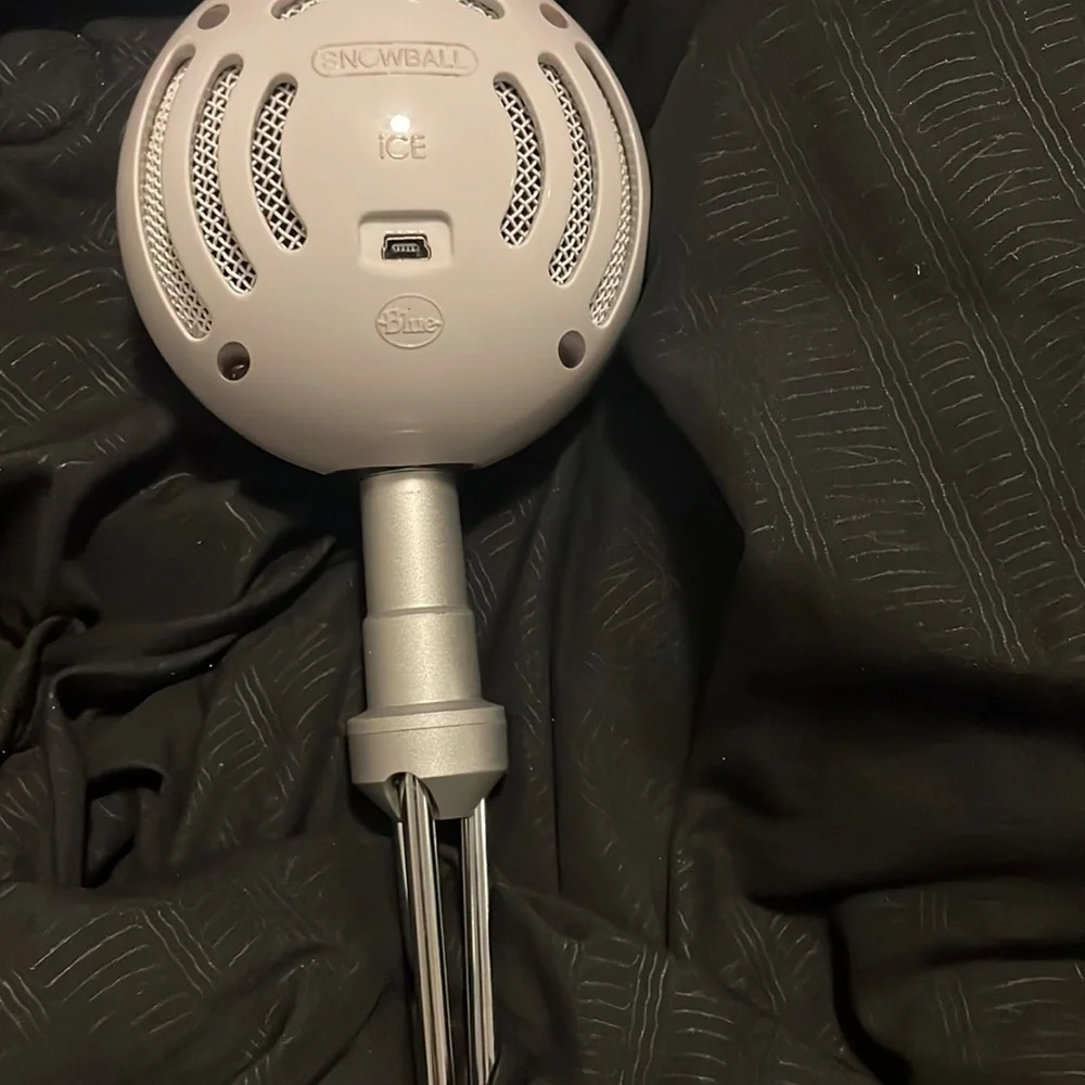 Blue yeti snowball microphone